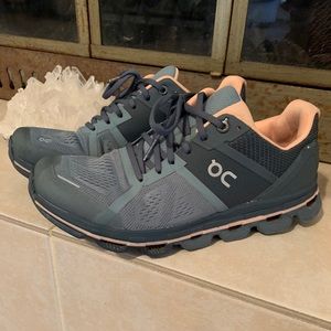 On cloud running/training shoes